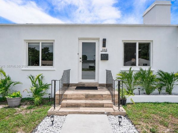 944 NW 47th St , Miami, FL 33127