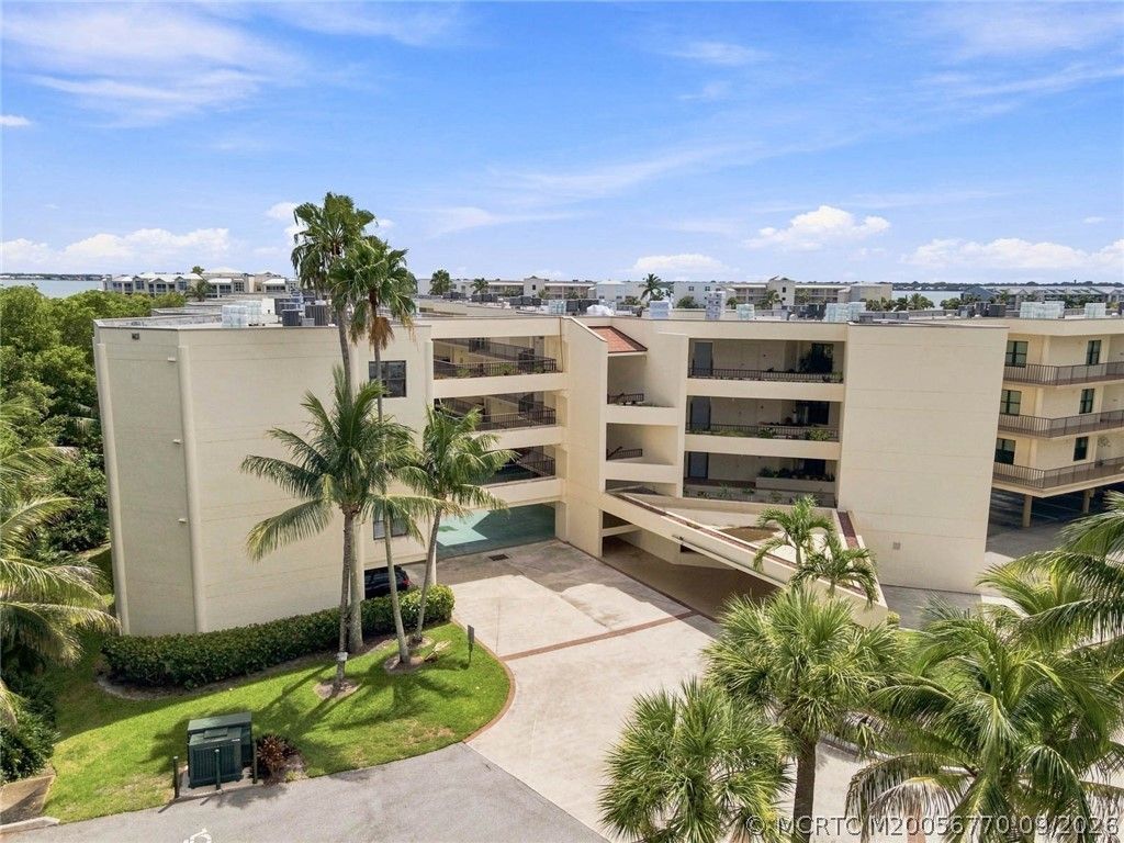 221 NE Plantation Road, Unit 207, Stuart, FL 34996 Photo