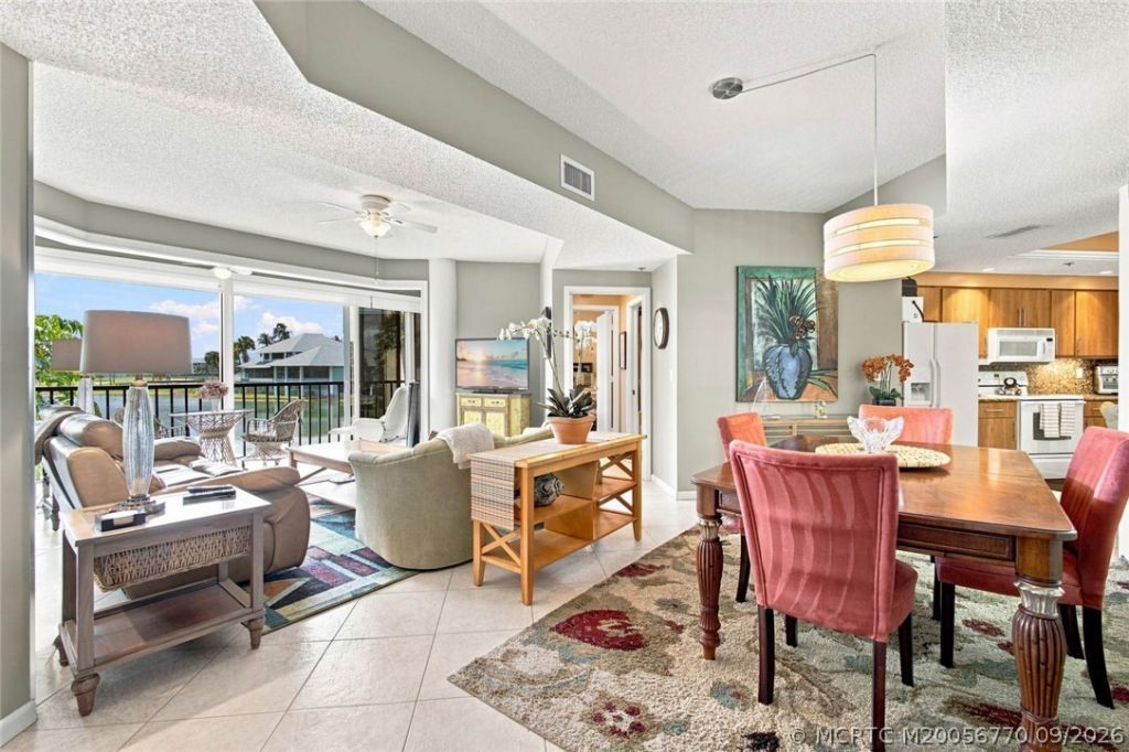 221 NE Plantation Road, Unit 207, Stuart, FL 34996 Photo
