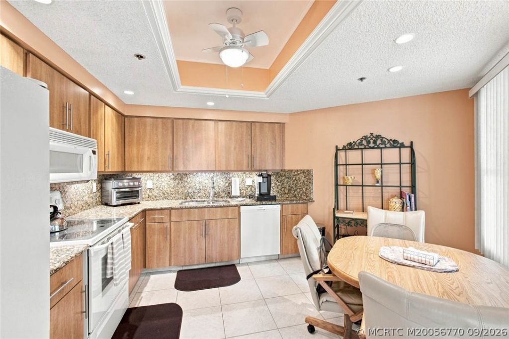 221 NE Plantation Road, Unit 207, Stuart, FL 34996 Photo