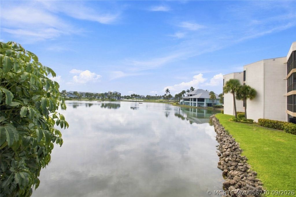 221 NE Plantation Road, Unit 207, Stuart, FL 34996 Photo