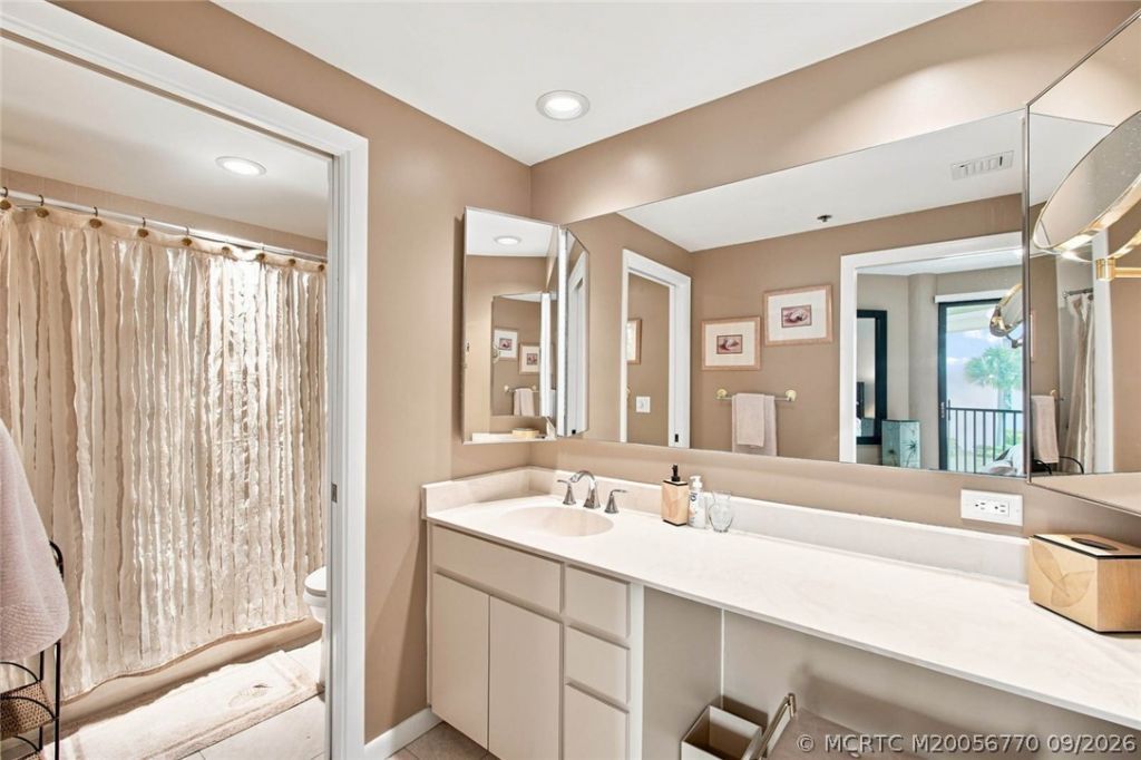 221 NE Plantation Road, Unit 207, Stuart, FL 34996 Photo