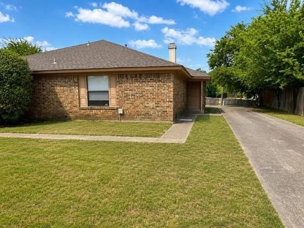 1049 Cottonwood Trail, Benbrook, TX 76126