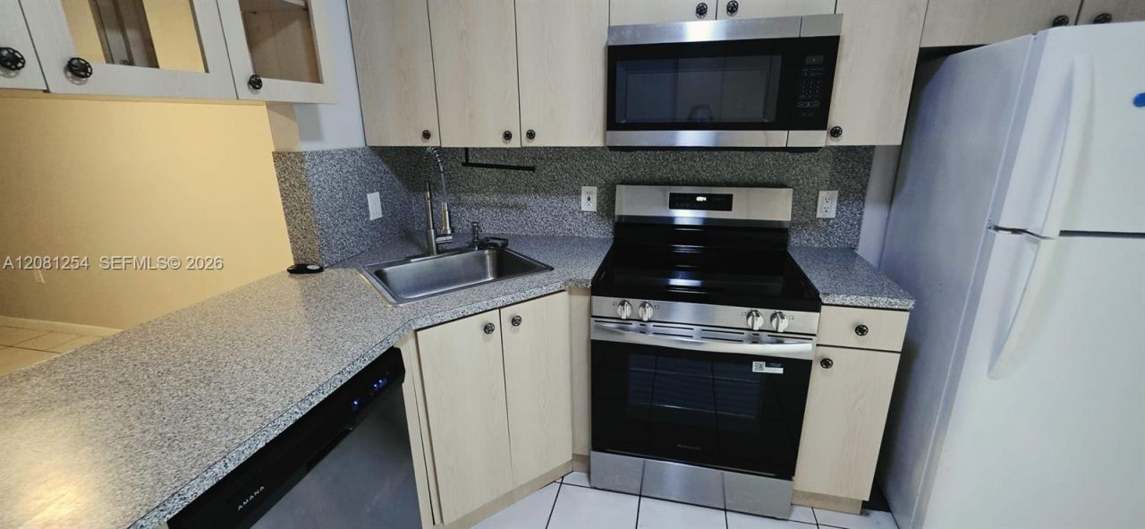 5500 W 21st Ct , Unit 204, Hialeah, FL 33016 Photo