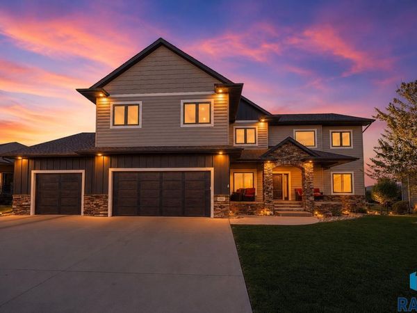 1301 Hyannis Port Ln, Sioux Falls, SD 57106