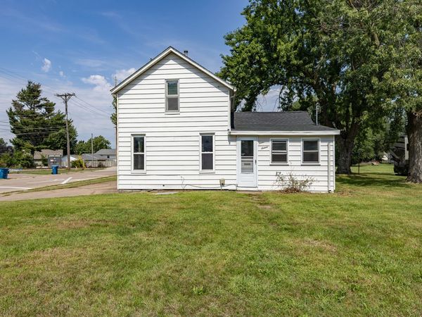 1216 4th Street , Camanche, IA 52730