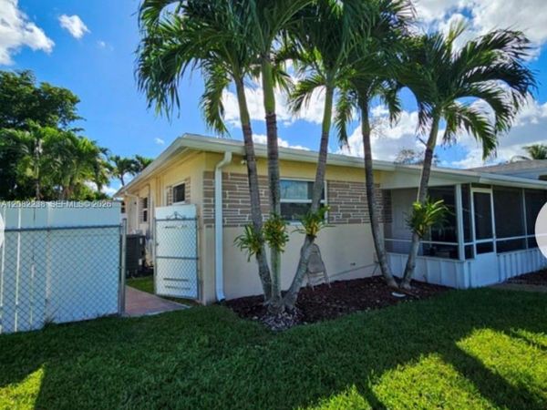 6800 SW 9th St , Unit B, Pembroke Pines, FL 33023