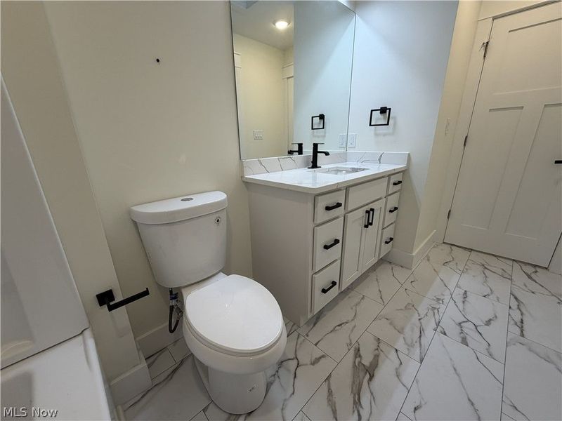 1881 Woodlawn Avenue, Cleveland, OH 44112 Photo 23