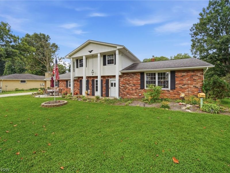 831 Oakcrest Lane NE, Massillon, OH 44646 Photo 2