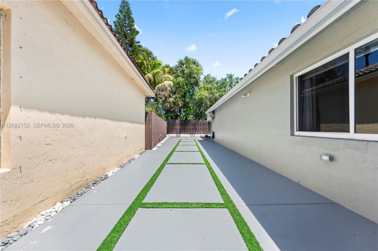 1077 NW 170th Ave, Pembroke Pines, FL 33028 Photo