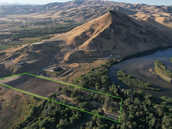 8735 Lagoon Ln, Montour, ID 83617