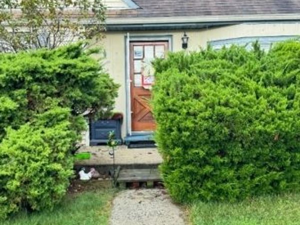 39 Windsor Dr, East Brunswick, NJ 08816