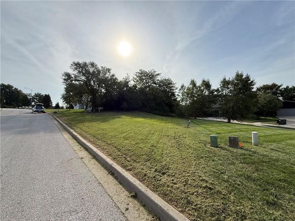 12021 Country Club Court, Parkville, MO 64152