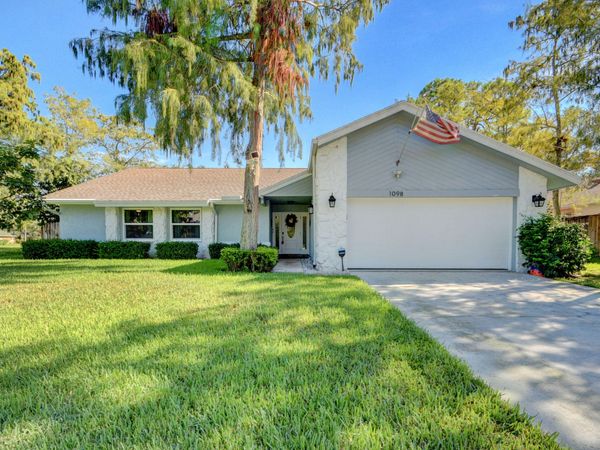 1098 Primrose Lane, Wellington, FL 33414