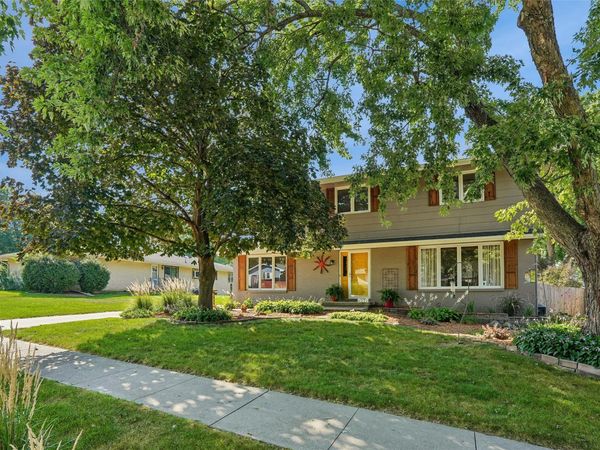 1221 E Franklin Avenue, Indianola, IA 50125