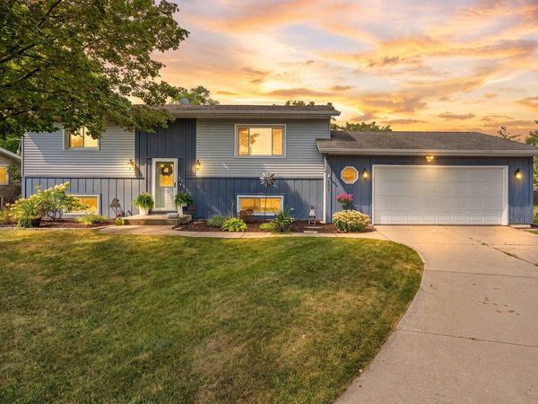 2309 BRANTWOOD DRIVE, Neenah, WI 54956