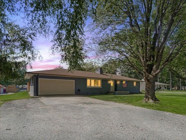 607 W Main Street , Mahomet, IL 61853