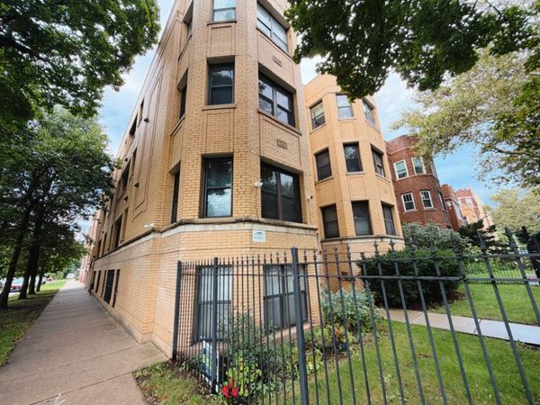 2222 W Rosemont Avenue, Unit 2E, Chicago, IL 60659