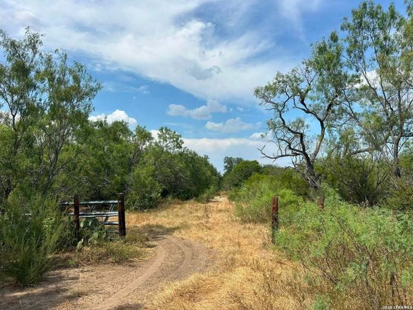 6914 S US 281, Leming, TX 78050