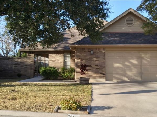 702 Cedar Parkway , Seguin, TX 78155