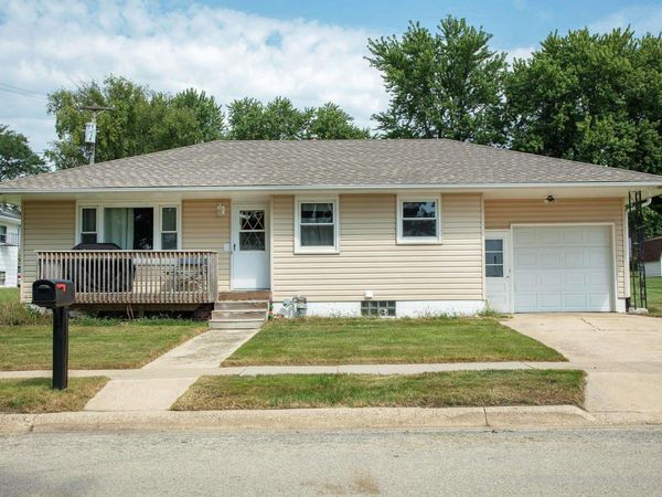 905 M Avenue, Grundy Center, IA 50638
