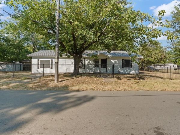 1130 Alvarado Street , Cleburne, TX 76031