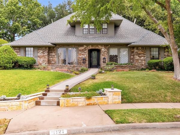 1121 Derbyshire Place , Carrollton, TX 75007