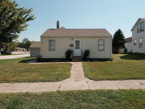 452 1st Avenue NW, Sioux Center, IA 51250