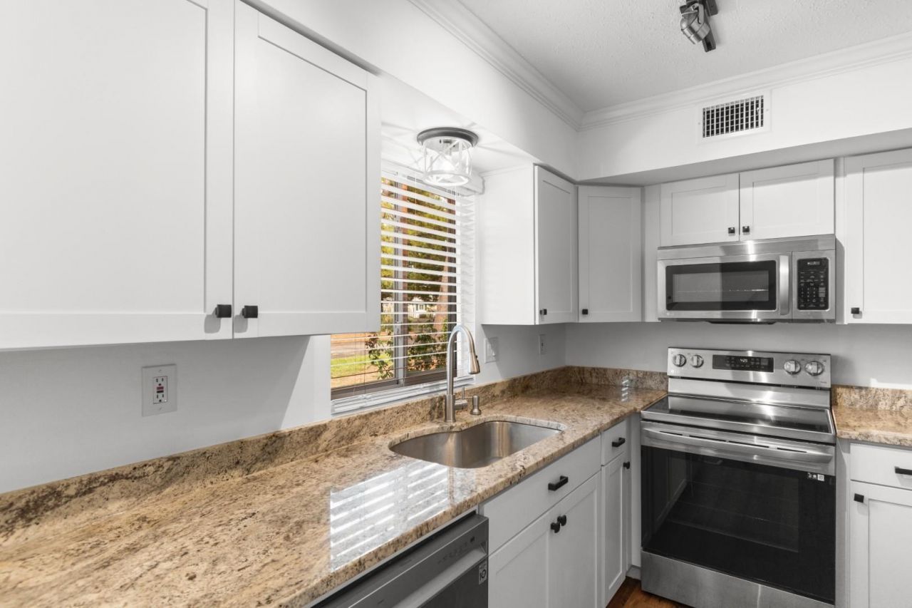 901 Villa Dr. Photo 7