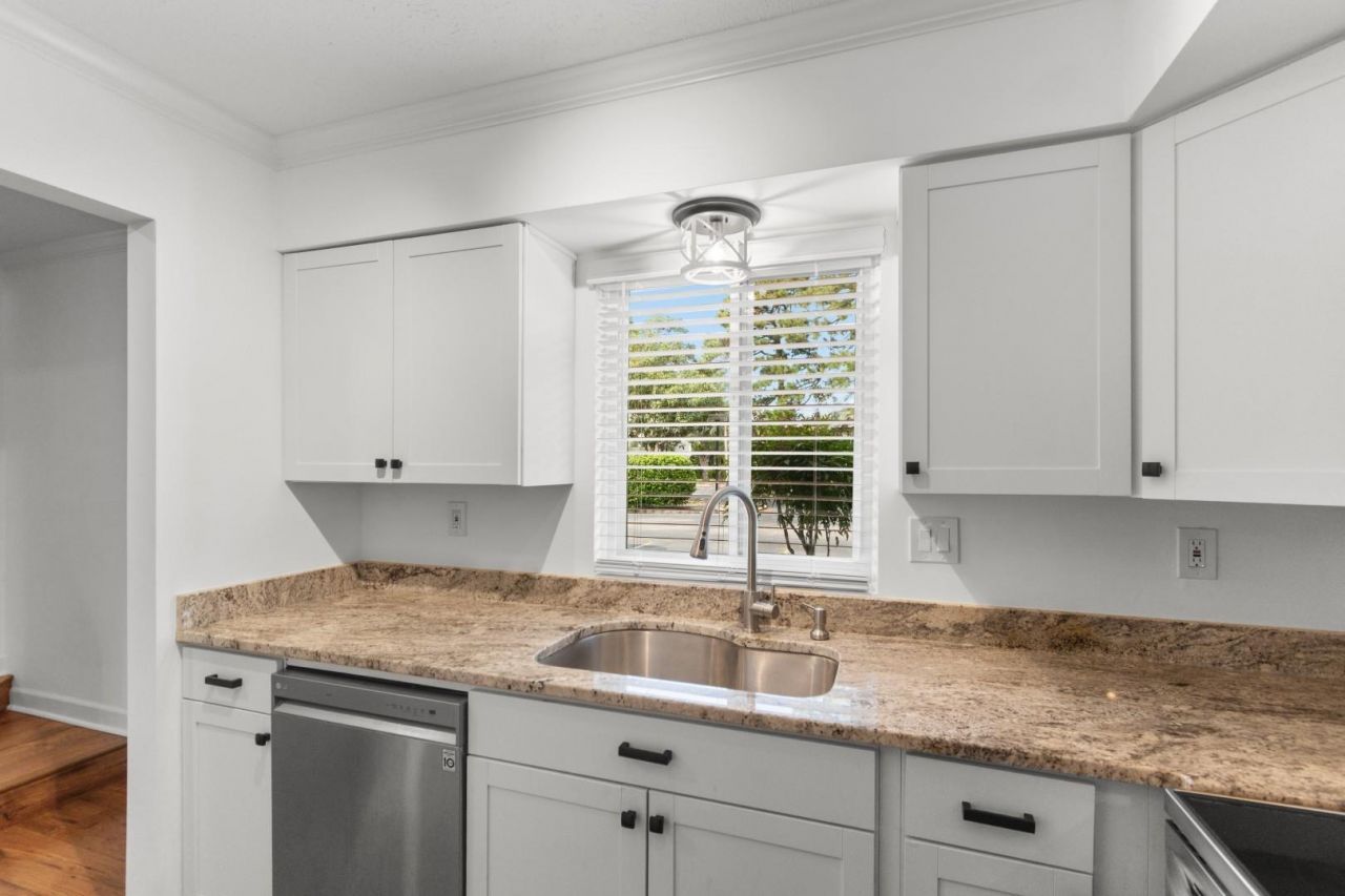 901 Villa Dr. Photo 8