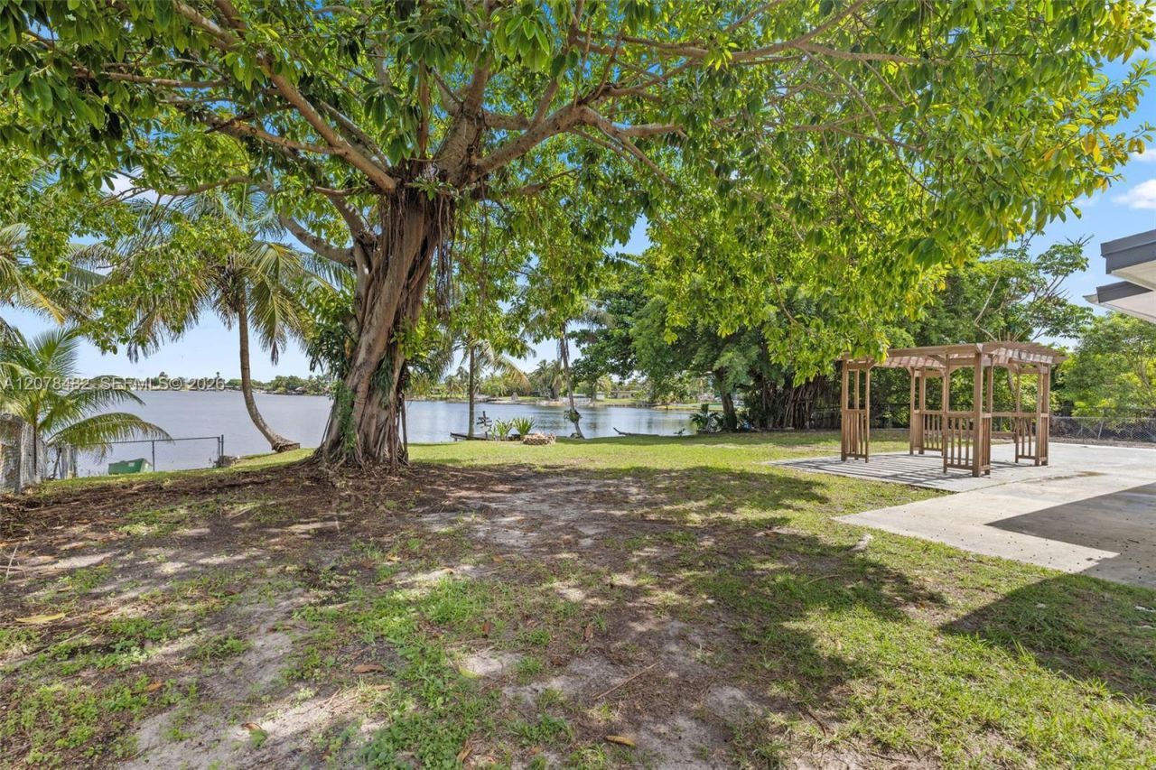 10901 SW 47th Ter, Miami, FL 33165 Photo