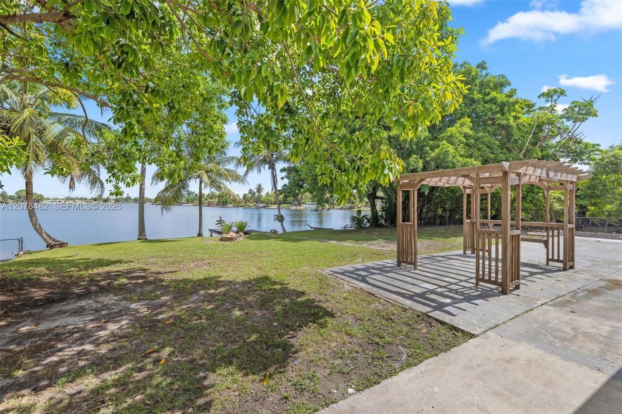 10901 SW 47th Ter, Miami, FL 33165 Photo
