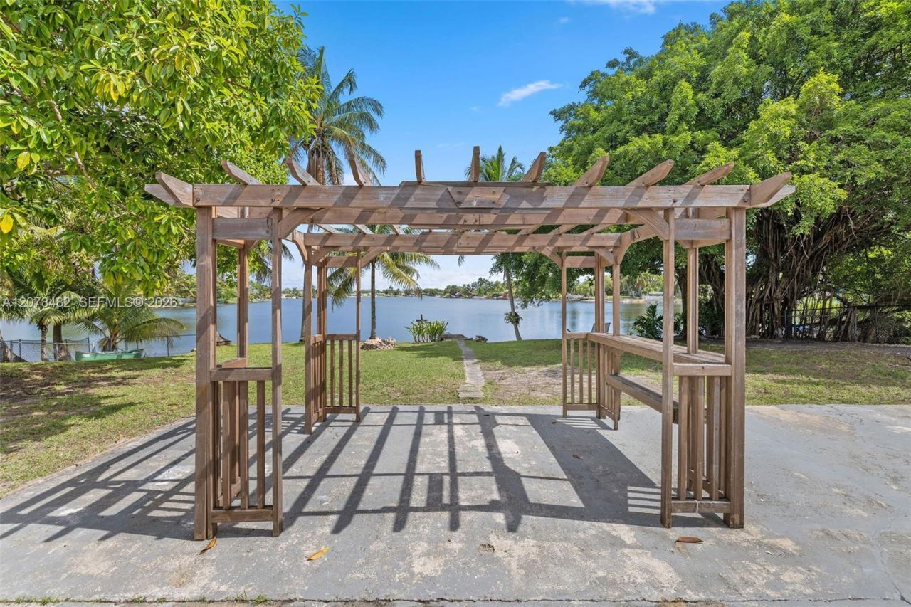 10901 SW 47th Ter, Miami, FL 33165 Photo