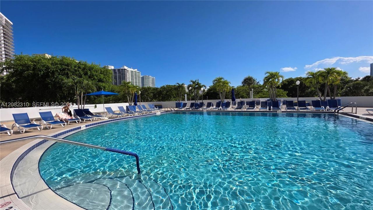 3701 N Country Club Dr, Unit 701, Aventura, FL 33180 Photo