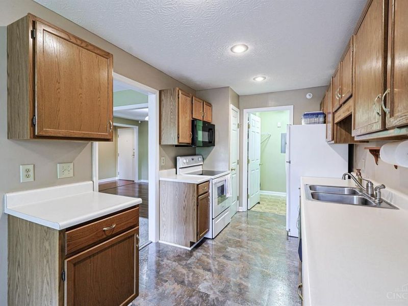 4300 Regency Ridge Court, Unit 208, Green Township, OH 45248 Photo 13
