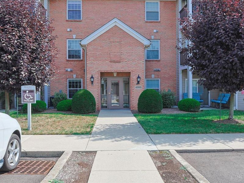 4300 Regency Ridge Court, Unit 208, Green Township, OH 45248 Photo 3