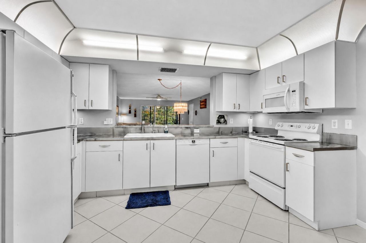 9632 Sills Drive E, Unit 102, Boynton Beach, FL 33437 Photo