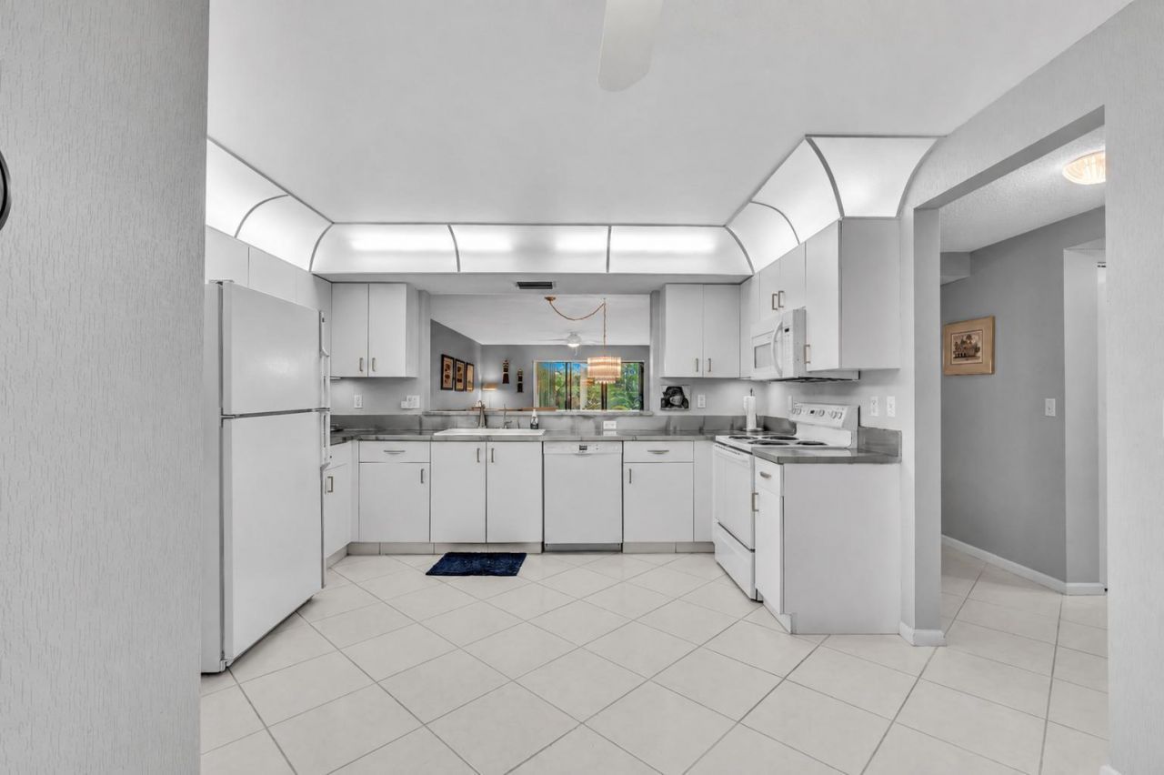 9632 Sills Drive E, Unit 102, Boynton Beach, FL 33437 Photo