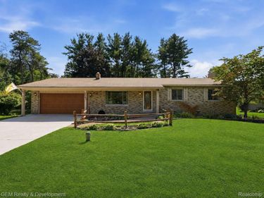 2067 Glen Iris Drive, Commerce Township, Mi 48382