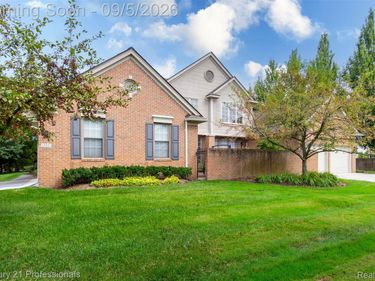 111 Charleston Drive, Troy, Mi 48098