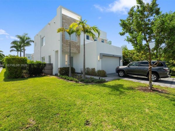 6810 NW 103rd Pl, Doral, FL 33178