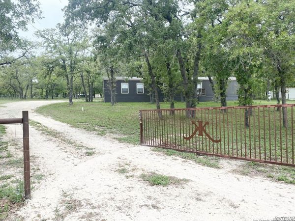 404 Hollow Oak, La Vernia, TX 78121