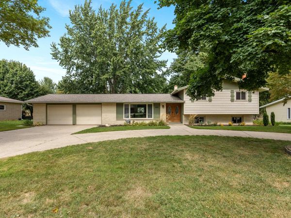 819 E Plainfield Court, Zeeland, MI 49464