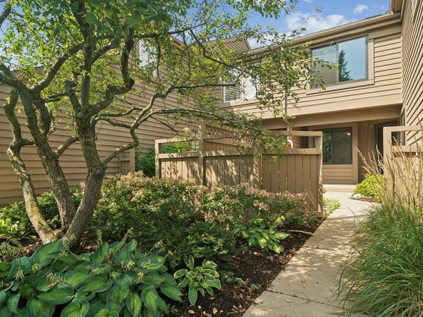 820 Golf Lane , Lake Barrington, IL 60010