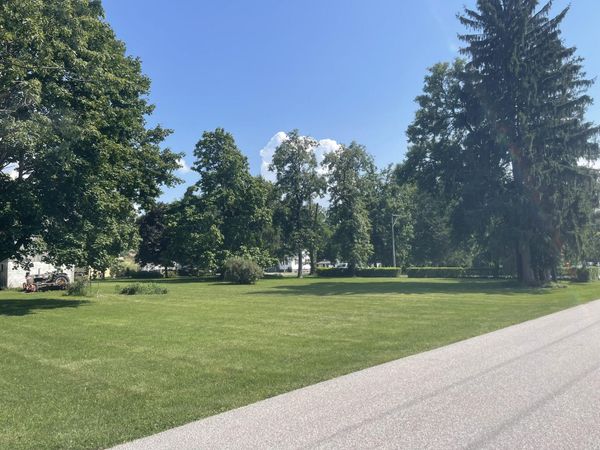 208 W Daumer Road , Kouts, IN 46347