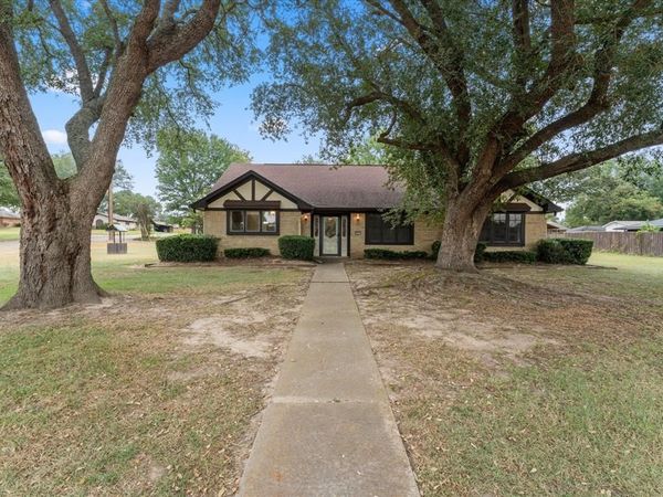 401 Southgate Drive , Mount Pleasant, TX 75455