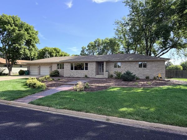 1420 S Minnesota St, Mitchell, SD 57301