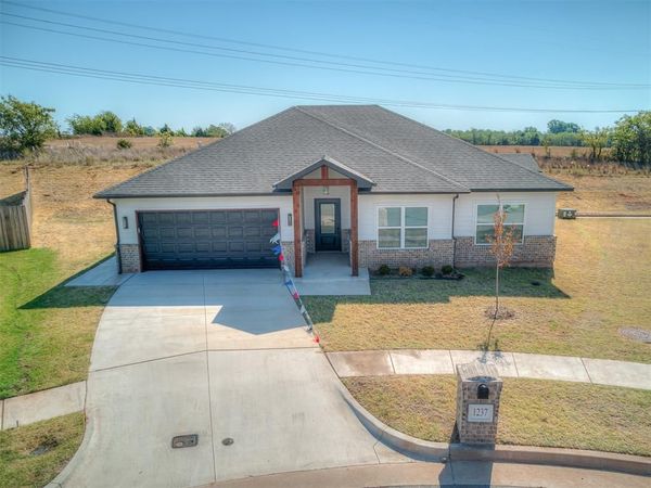 1237 E Stetson Lane, Mustang, OK 73064