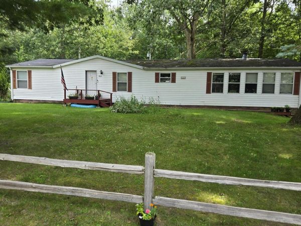 2625 Sanford Drive, Hillsdale, MI 49242