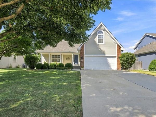 820 SE 11th Terrace, Lee's Summit, MO 64081